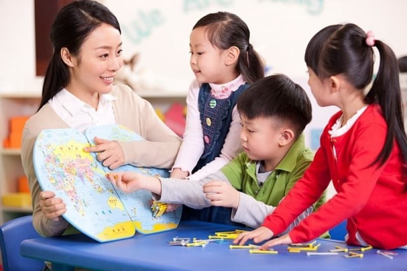 Phương pháp cho trẻ làm quen tiếng Anh: Giáo viên cần chuẩn bị gì theo Thông tư 50?