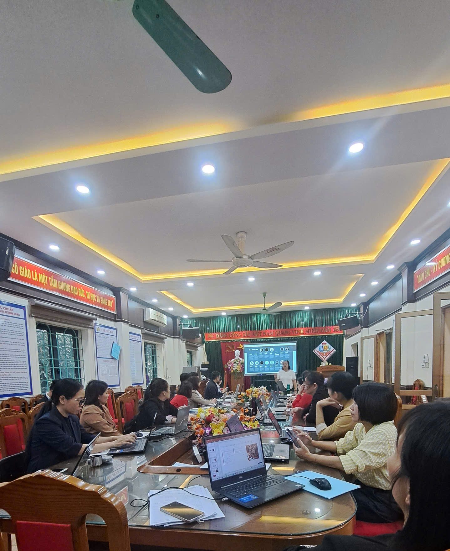 VNi Education tổng kết năm 2025 với hơn 300 khóa học trên toàn quốc